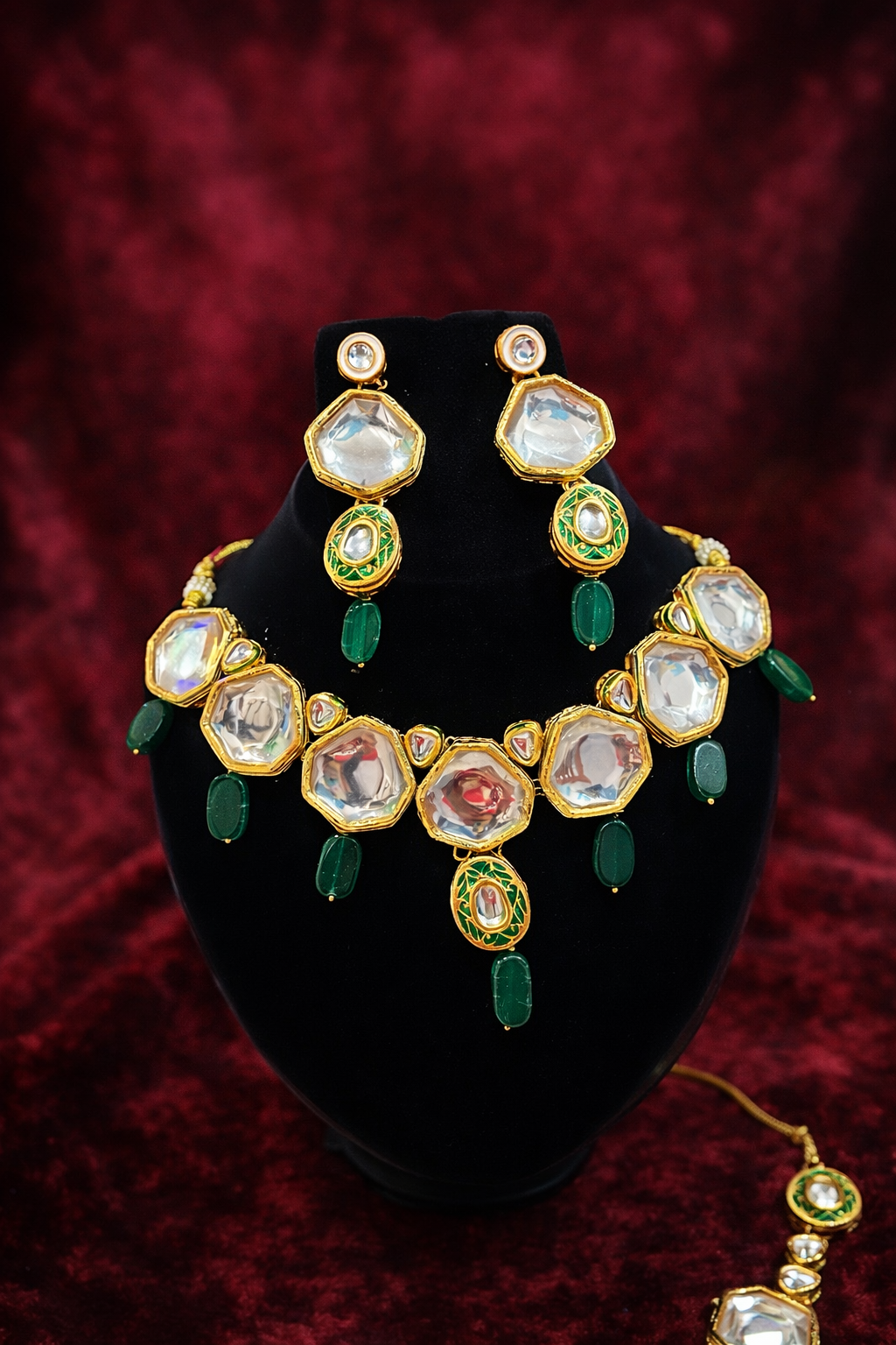 Green Jade Single layer Gold Plated Kundan Jewellery with Mangtikka - Image 2
